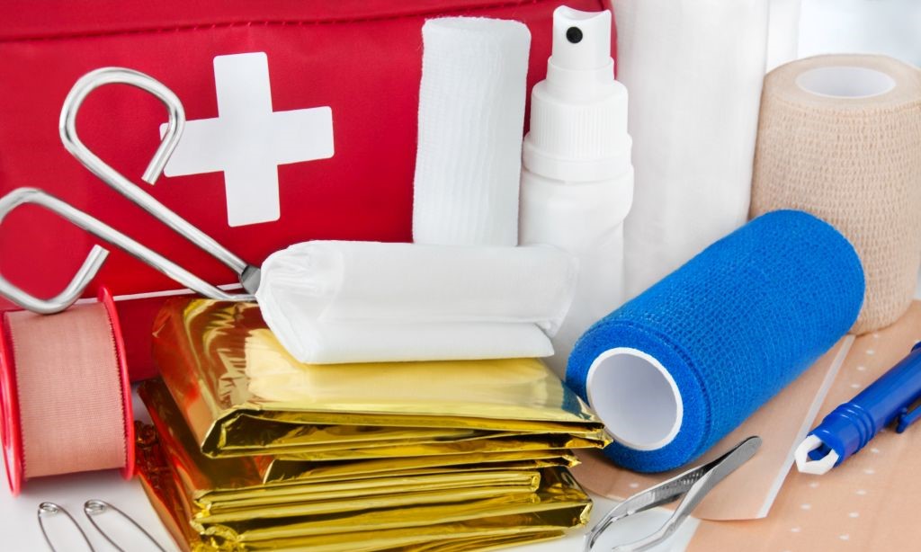 Ein Erste-Hilfe-Set mit Verbandsmaterial, Desinfektionsmittel und einer Wärmedecke