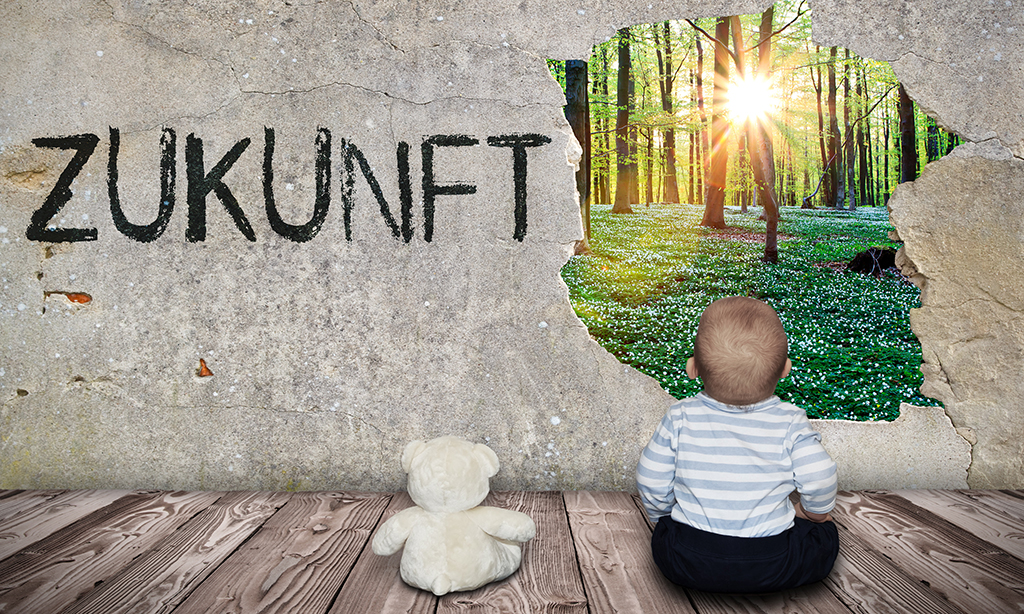 Ein Baby guckt durch ein Loch in der Wand auf einen sonnendurchfluteten Wald, im übertragenen Sinne blickt es in die Zukunft.