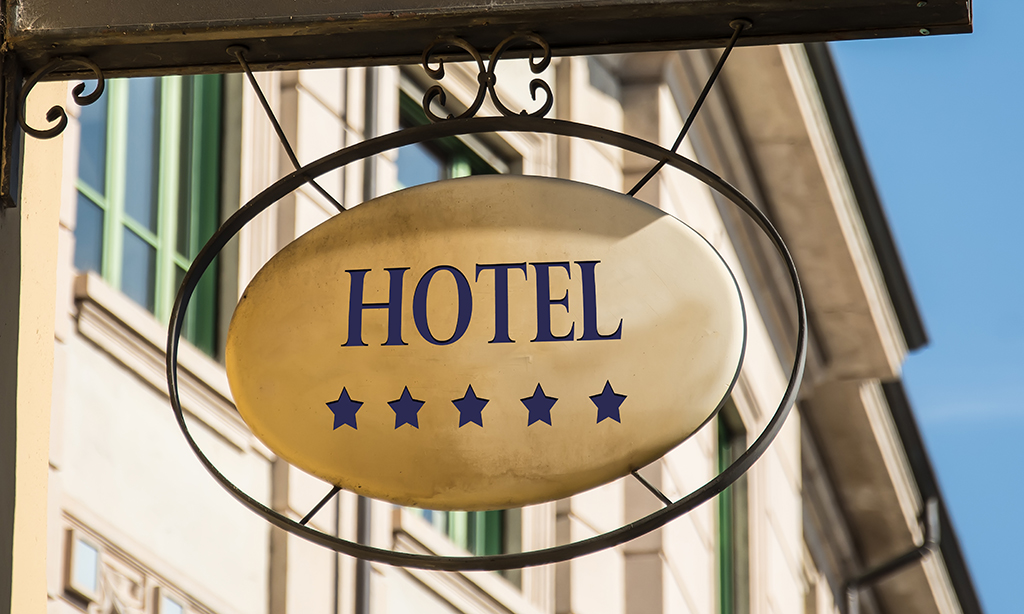 goldenes Schild mit der Aufschrift „Hotel“.