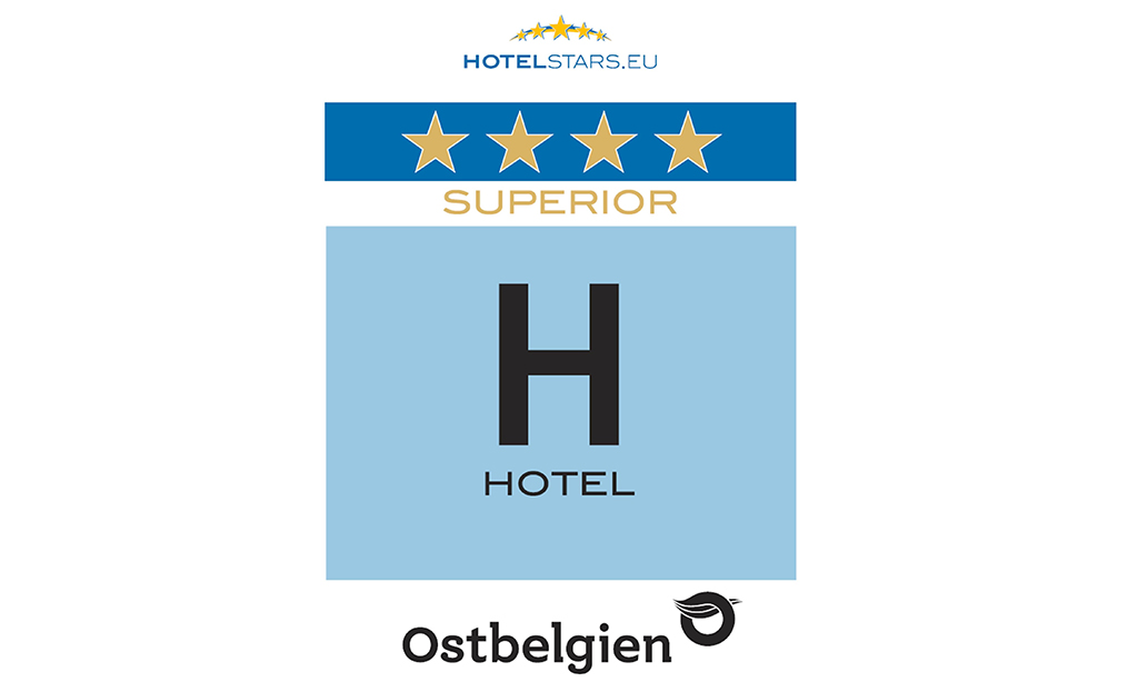 Kennschilder zeigen die Sterne-Klassifizierung des Hotelbetriebes an