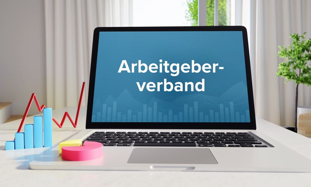 Laptop-Bildschirm mit der Aufschrift „Arbeitgeberverband“. 
