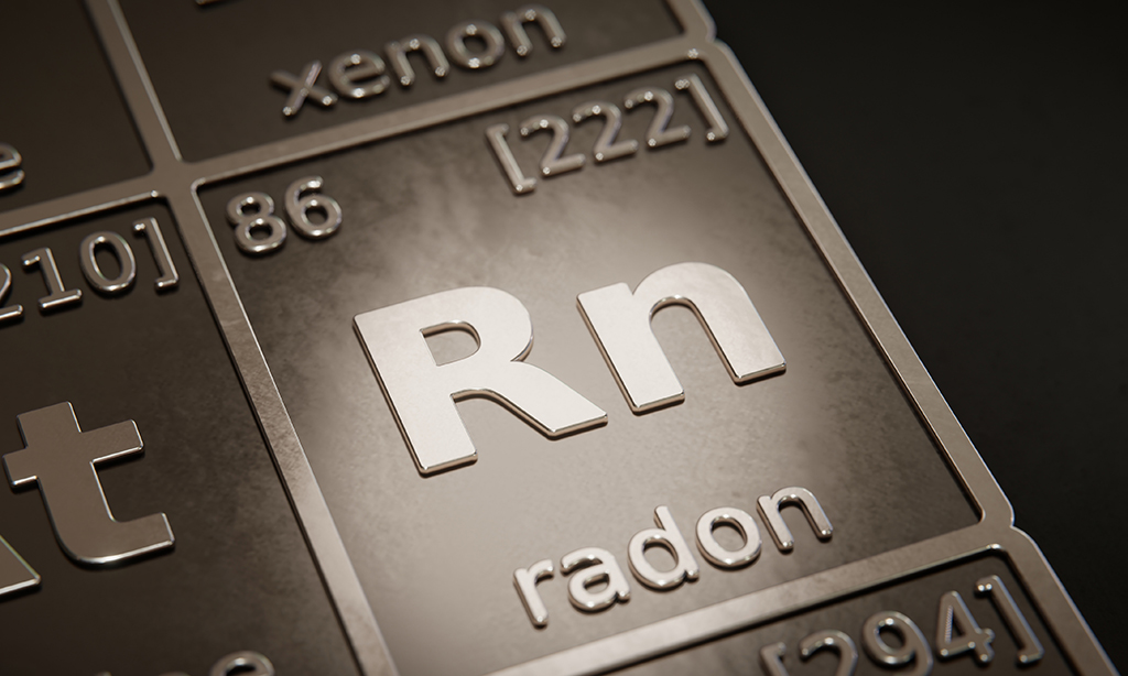 Auf einer Tabelle mit chemischen Zeichen liegt der Fokus auf dem Element Radon.