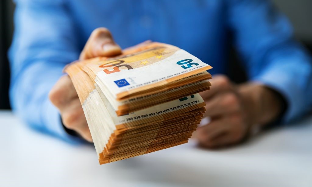 Jemand hält einen ganzen Stapel 50-Euro-Scheine in der Hand. 