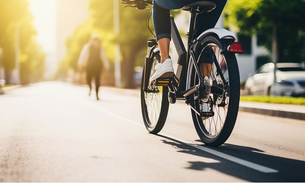 Eine Frau fährt auf einem Fahrrad durch eine Stadt.