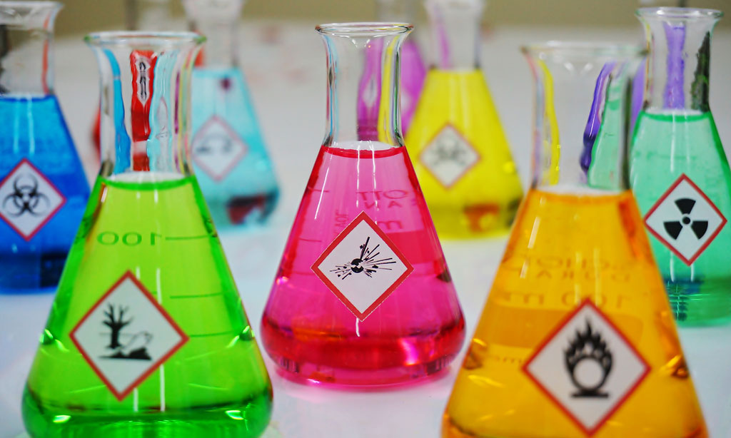 Chemikalien in Reagenzgläsern