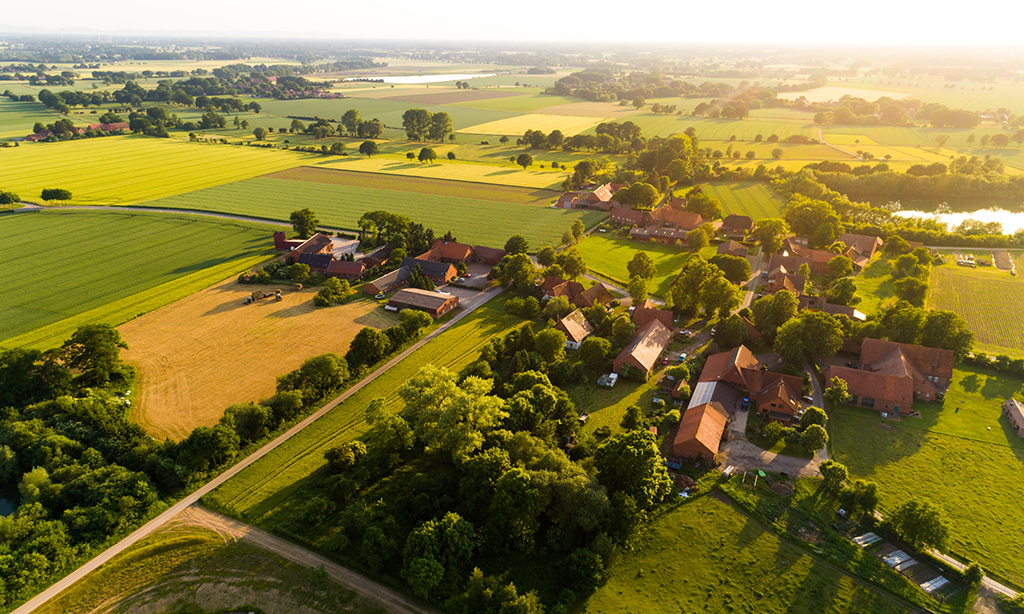 Landschaftsaufnahme eines Dorfes im Grünen.