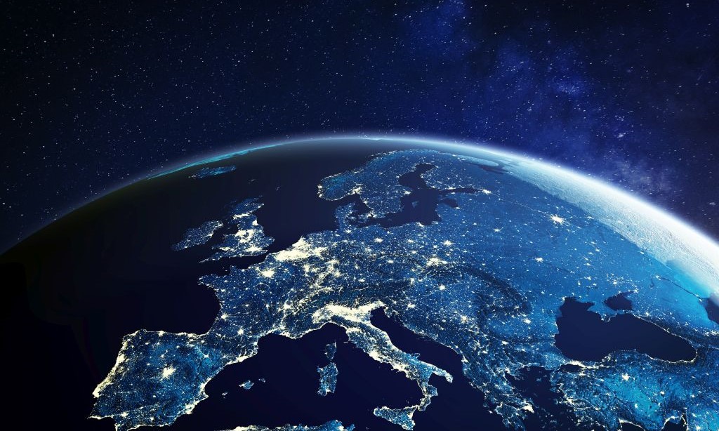 Man sieht aus dem All Europa auf der oberen Erdkugel.