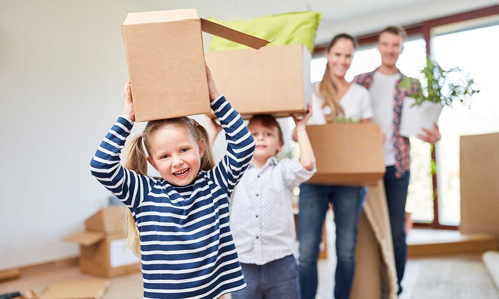 Eine Familie zieht in ihr Zuhause ein.