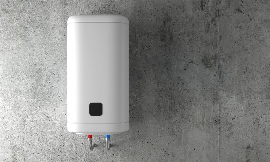 Ein moderner Warmwasserbehälter hängt an der Wand.