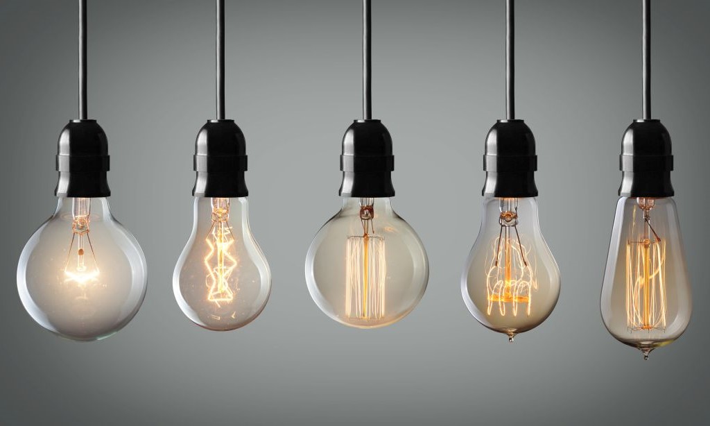 Glühbirnen und Lampen hängen von der Decke.