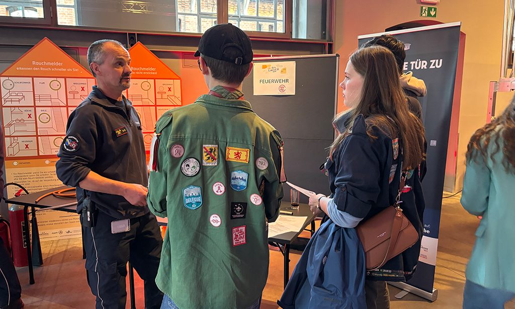 Mehrere Jugendleiter an einem Infostand der Feuerwehr