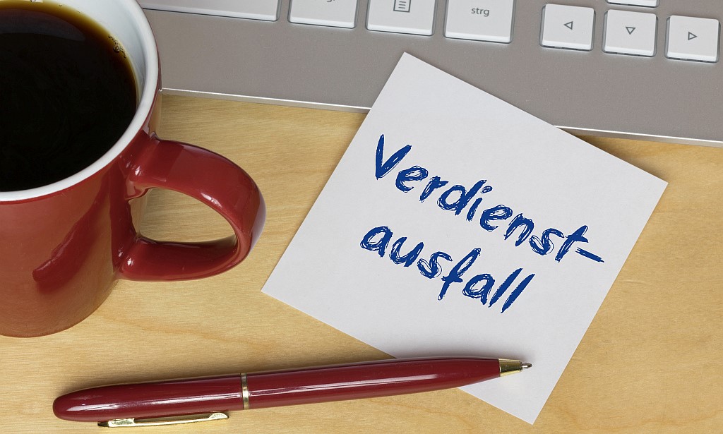 Auf einem Zettel steht Verdienstausfall.