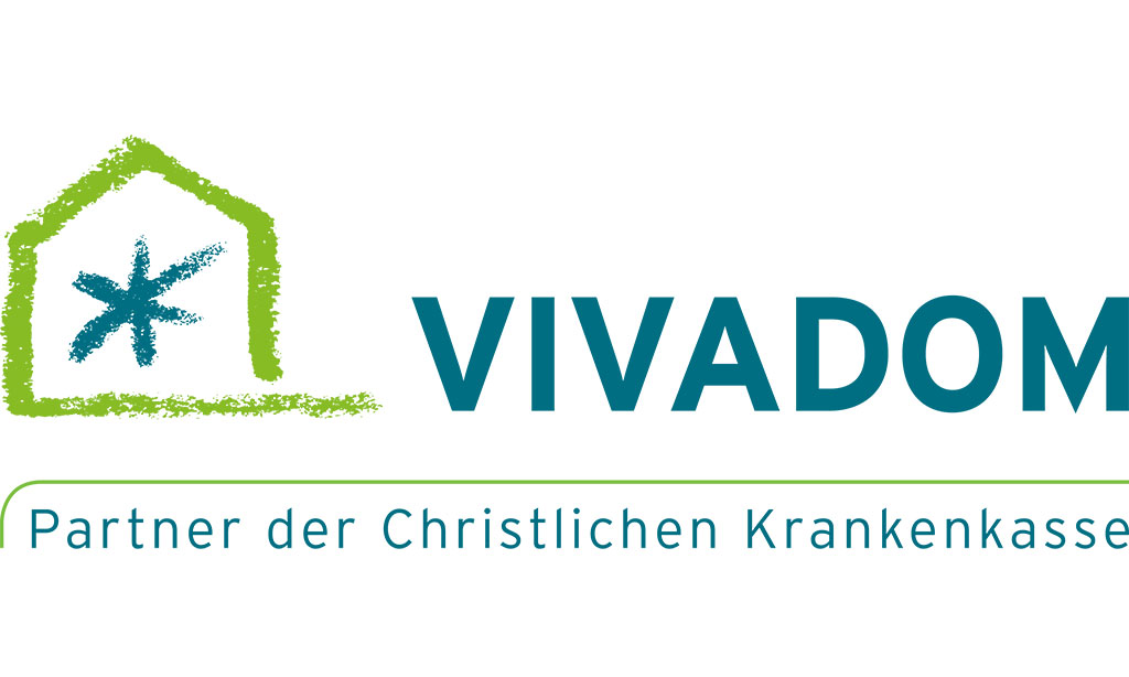 Logo: ein angedeutetes Haus mit blauem Sternchen, das aus grünen Strichen bestehen. Daneben der Schriftzug Vivadom.
