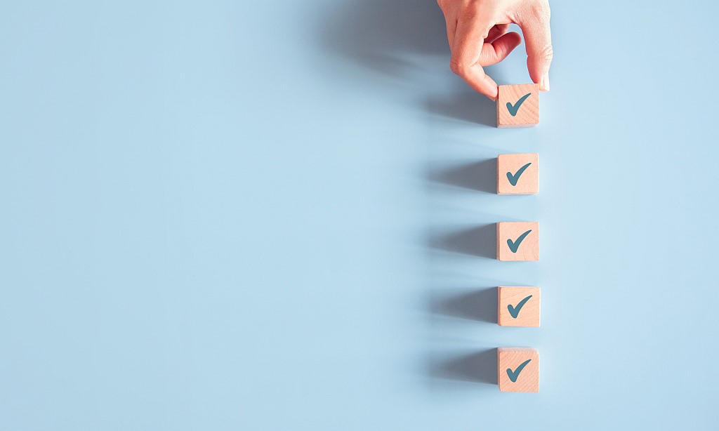 Checkliste in Form von Holzwürfeln