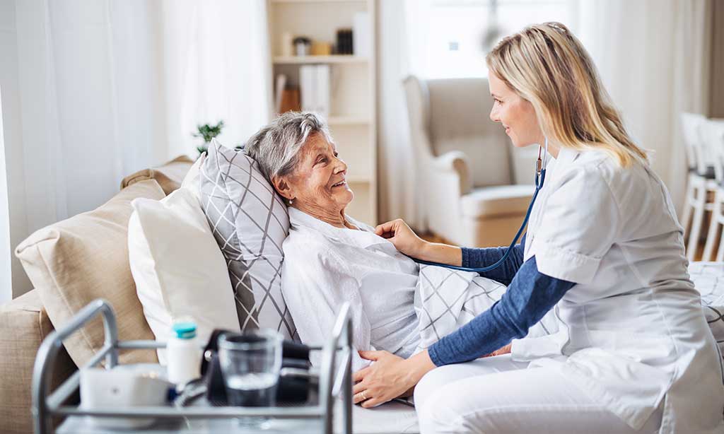 Eine ältere Dame wird zuhause medizinisch versorgt.