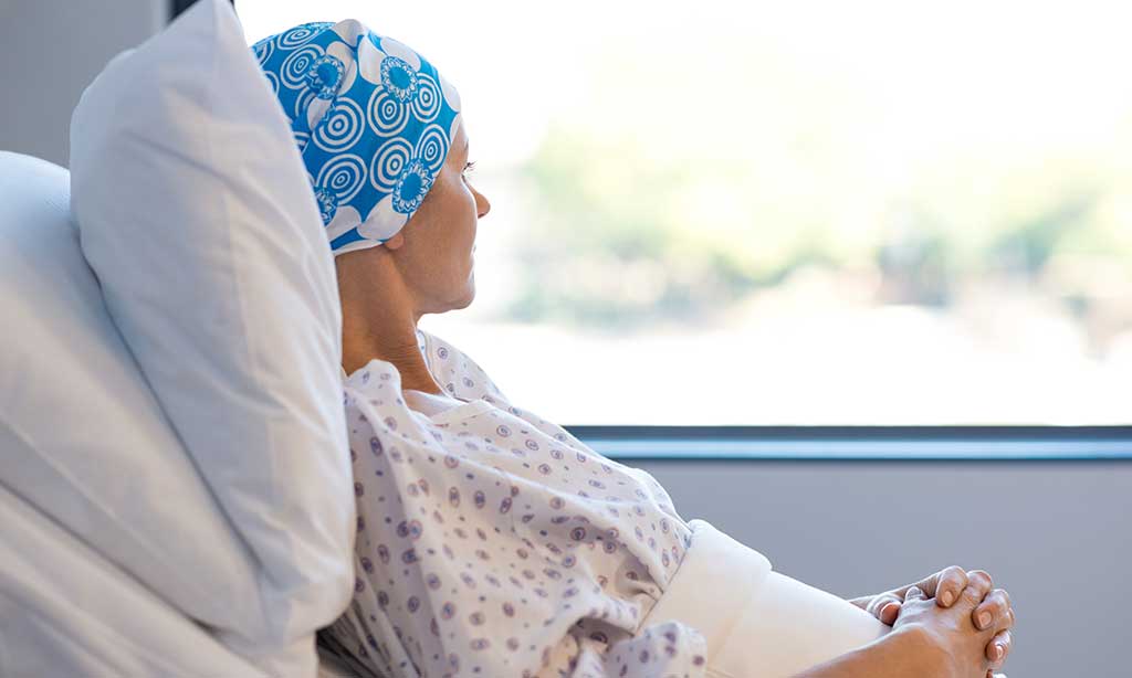 Krebspatientin liegt im Krankenhausbett.