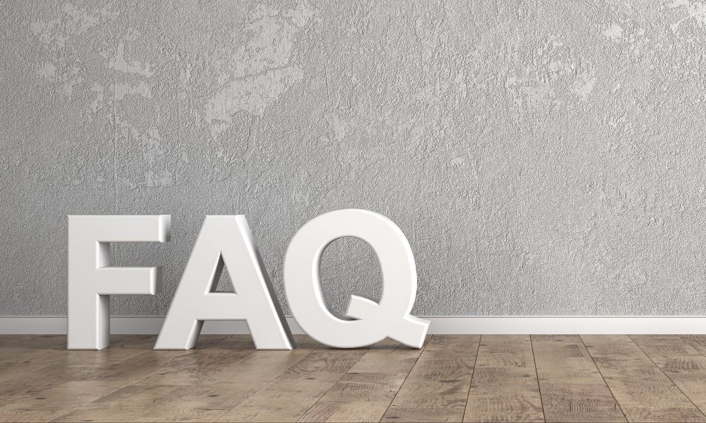 Illustration: Die weißen Buchstaben FAQ stehen vor einer grauen Wand.