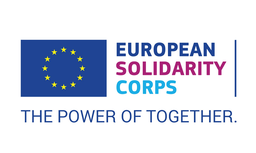 Logo bestehend aus der blauen EU-Fahne mit gelbem Sternenkreis und dem Schriftzug „European Solidarity Corps. The power of together.“ 