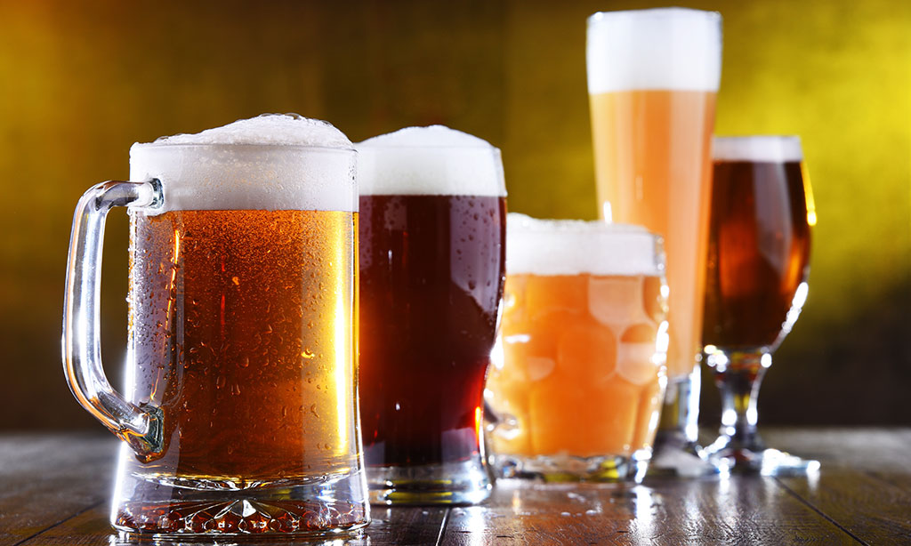 5 Gläser mit unterschiedlichen Biersorten